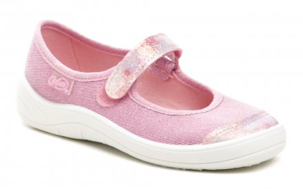 Dětská letní rekreační volnočasová a přezůvková obuv se zapínáním na suchý zip, vyrobená z textilního materiálu.